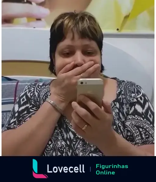 Uma mulher com expressão de choque olhando para o celular, com uma mão cobrindo a boca. Ela está sentada em uma cama e parece surpresa. Não há textos visíveis na imagem.