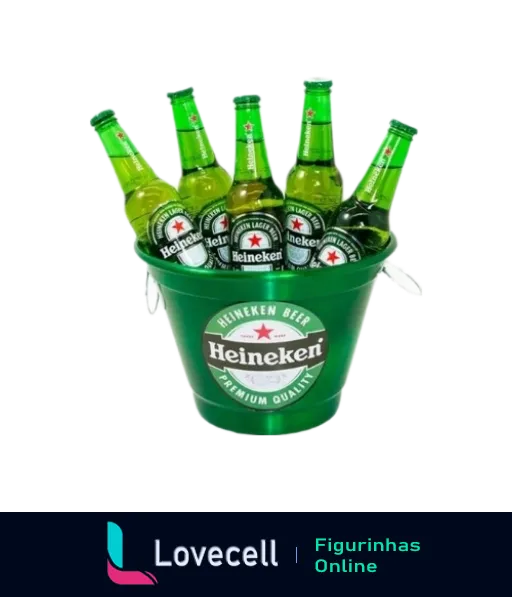 Balde verde Heineken cheio de garrafas verdes de cerveja com rótulos visíveis exibindo o logotipo da Heineken