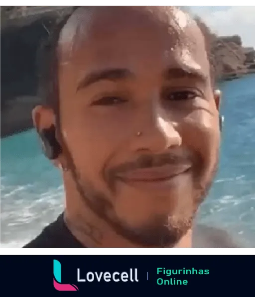 Lewis Hamilton sorrindo ao ar livre com paisagem rochosa ao fundo, exibindo piercing no nariz