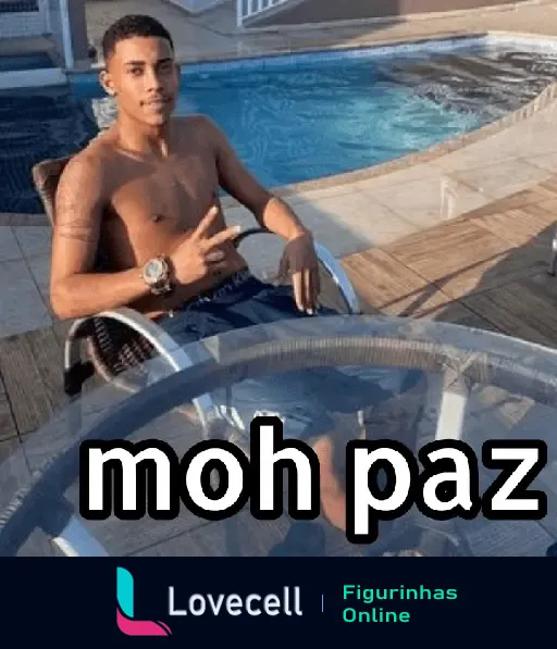 Imagem do MC Poze sentado ao lado de uma piscina, fazendo sinal de paz com as mãos, com a frase 'moh paz'.