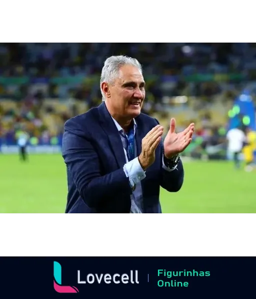 Técnico de futebol masculino celebrando com aplausos em um estádio lotado, vestido com blazer azul esportivo e expressando alegria após desempenho positivo da equipe