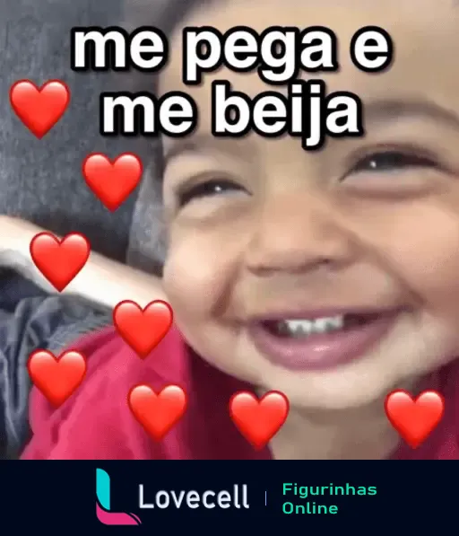 Figurinha de um bebê sorrindo com a frase 'me pega e me beija', cercado por corações vermelhos, perfeita para cantadas no WhatsApp.