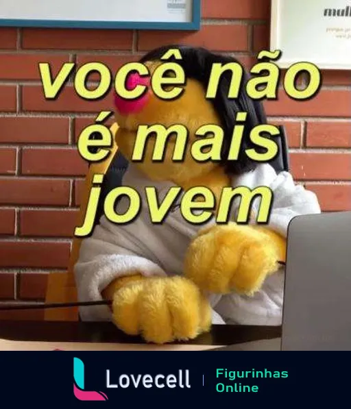 Mascote sentado em escritório com laptop e texto 'você não é mais jovem' em amarelo