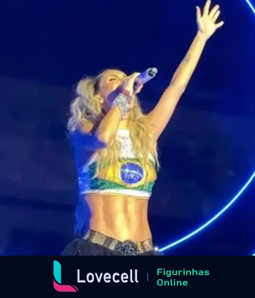 Anahi, ex-RBD, cantando com paixão em show ao vivo, vestida com top da bandeira do Brasil e celebrando com a multidão