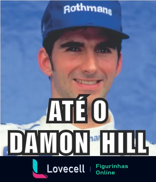 Damon Hill com boné da Rothmans e leve sorriso em fundo azul, texto 'ATÉ O DAMON HILL' em letras brancas