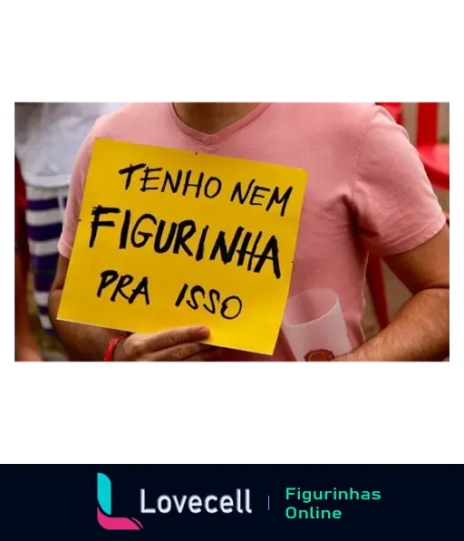 Homem de camiseta rosa segurando cartaz amarelo com frase 'Tenho nem figurinha pra isso' em evento com pessoas ao fundo