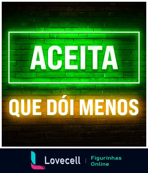 Figurinha com texto 'Aceita Que Dói Menos' em letras de neon verde sobre fundo de tijolos escuros, estilo bar ou ambiente noturno