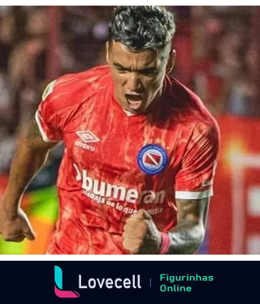 Jogador do Argentinos Juniors correndo em campo com uniforme vermelho, focado no jogo, com patrocínio da bumeran