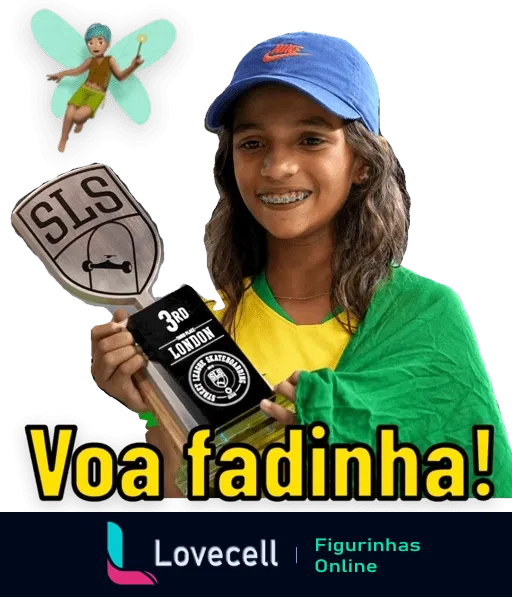 Figurinha do WhatsApp 'Voa fadinha!' com jovem sorridente vestida com camisa do Brasil e boné azul, segurando troféu e placa '3RD'. Asas de fada digitais e logo da Street League Skateboarding, menção a Londres.