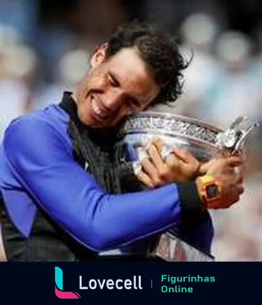 Rafael Nadal com camisa azul segurando e abraçando um troféu de prata com expressão de alegria intensa, comemorando uma conquista no tênis