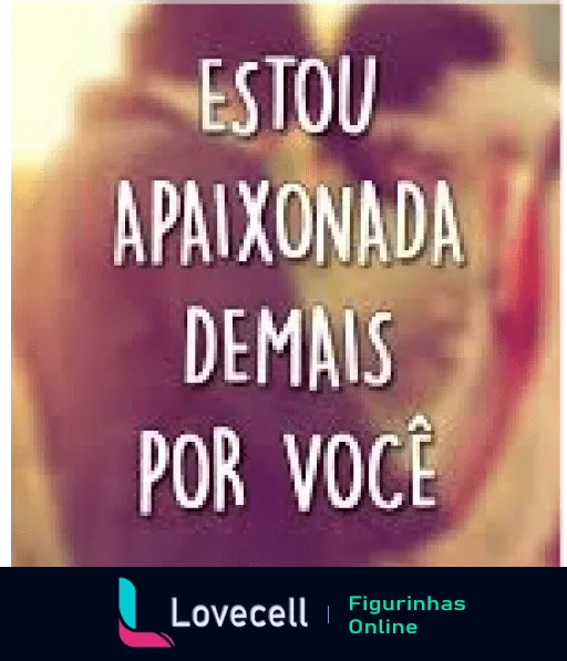 Figurinha com fundo desfocado mostrando um casal e a frase 'ESTOU APAIXONADA DEMAIS POR VOCÊ' em letras destacadas, transmitindo uma mensagem de amor e paixão.