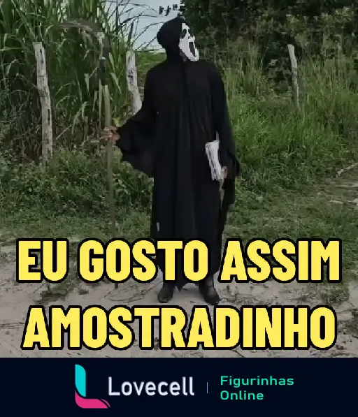 Imagem de uma pessoa vestida como a morte com uma máscara de caveira, segurando uma foice e um papel em uma estrada rural com vegetação. Texto na imagem: 'EU GOSTO ASSIM AMOSTRADINHO'.