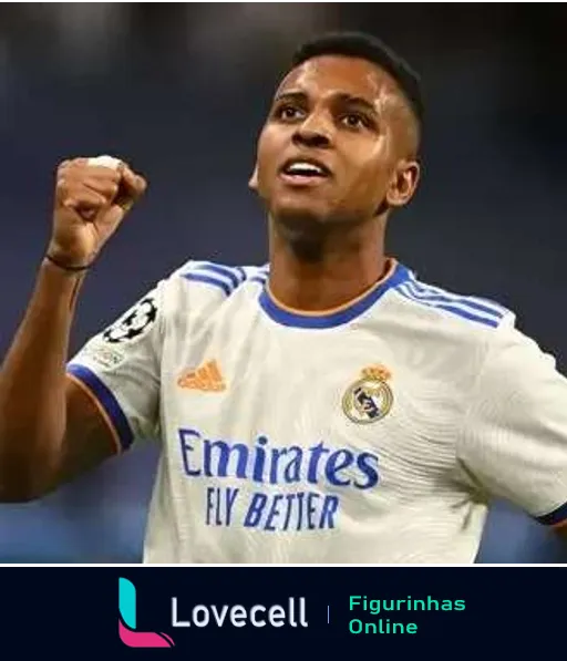 Jogador do Real Madrid comemorando com uniforme branco, punho cerrado e olhar determinado