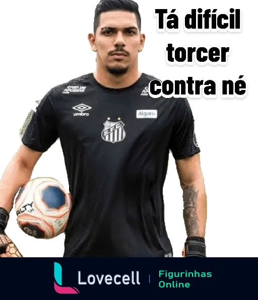 Figurinha de jogador de futebol do Santos segurando uma bola com uniforme preto e branco e texto 'Difícil torcer contra, né' na parte superior