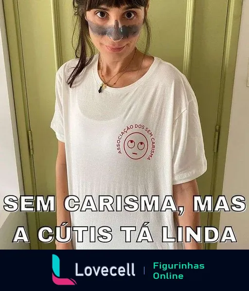 Camila Fremder usando máscara facial e camiseta branca com texto 'Associação dos Sem Graça', figurinha com frase 'SEM CARISMA, MAS A CÚTIS TÁ LINDA'