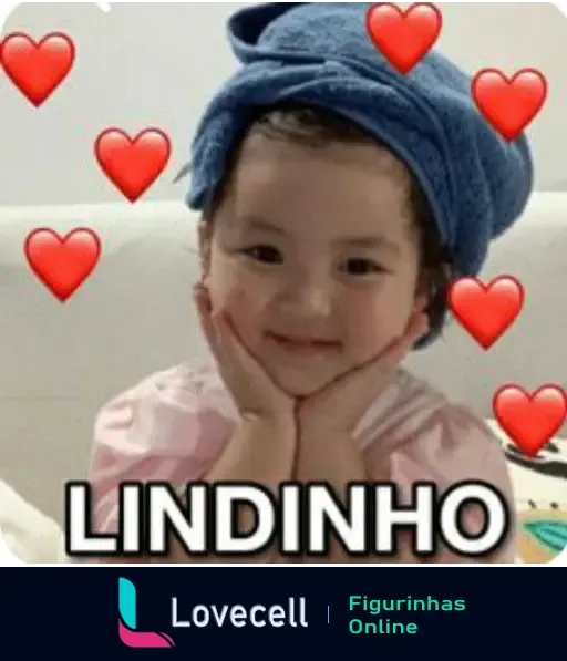 Imagem de uma criança coreana chamada 'Lindinho', com toalha azul na cabeça, fazendo pose fofa com mãos no rosto e cercada por corações vermelhos.