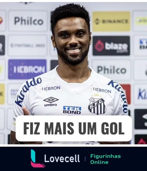 Figurinha de jogador do Santos sorrindo e segurando um cartaz 'Fiz Mais Um Gol', com camisa branca e detalhes em preto, fundo com logos de patrocinadores