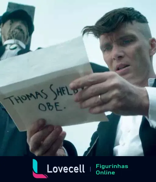 Thomas Shelby de Peaky Blinders lendo um telegrama com expressão surpresa e intensidade, telegrama diz 'Thomas Shelby OBE'