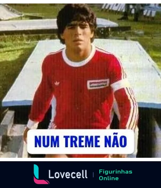 Jovem jogador de futebol com uniforme vermelho da Adidas e Coca-Cola sentado ao ar livre, com a frase 'NUM TREME NÃO' em destaque