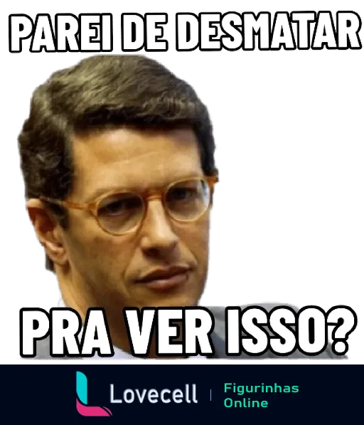 Homem de óculos com expressão cética e sorriso irônico, com frase 'PAREI DE DESMATAR PRA VER ISSO?' em destaque, transmitindo incredulidade e sarcasmo