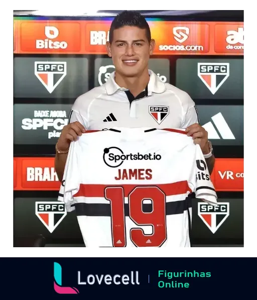 James Rodríguez vestindo jaqueta do São Paulo e segurando camisa do clube número 19 com logo Sportsbet.io, posando diante de fundo com logos do São Paulo