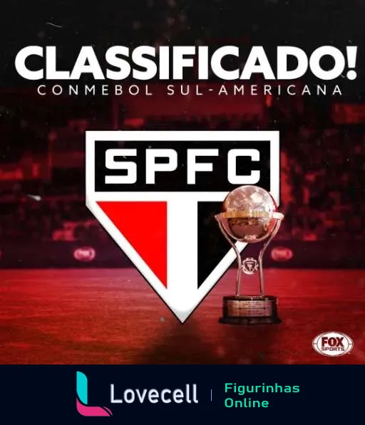 Figurinha com logo do São Paulo FC e troféu da CONMEBOL Sul-Americana sobre fundo escuro com iluminação vermelha e texto 'CLASSIFICADO!'