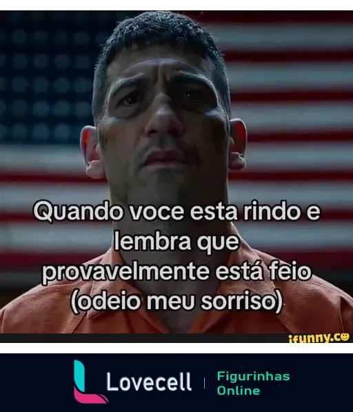 Homem sério em frente a uma bandeira, com texto: 'Quando você está rindo e lembra que provavelmente está feio (odeio meu sorriso)'