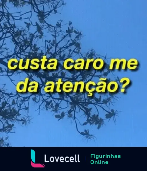 Figurinha de WhatsApp com a frase 'custa caro me da atenção?' sobre fundo azul com galhos de árvore, ideal para mandar indiretas pro crush.