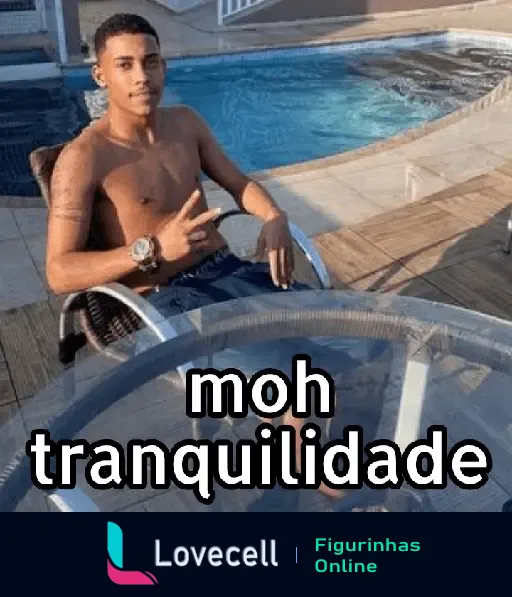 MÓ PAZ: MC POZE relaxando à beira da piscina, sem camisa e fazendo sinal de paz. Texto: 'moh tranquilidade'.