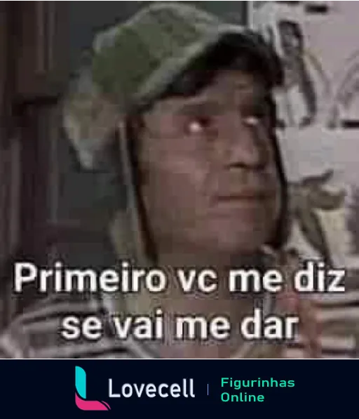 Figurinha de WhatsApp mostrando o Chaves com expressão de expectativa e o texto 'Primeiro você me diz se vai me dar', em uma cena de suspense ou negociação humorística