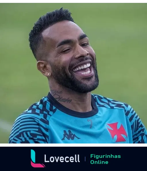 Homem sorrindo no treino de futebol com uniforme azul-turquesa e detalhes preto, número 7, expressando alegria