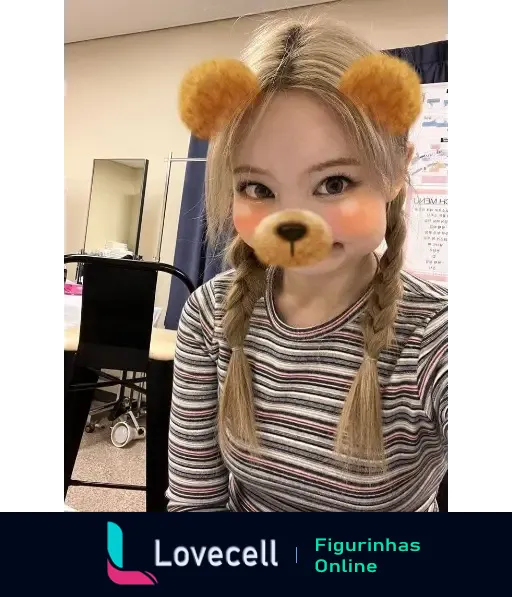 Nayeon com filtro de urso, mostrando expressão divertida, cabelos loiros presos em tranças e camiseta listrada. Ambiente interno com espelho ao fundo.