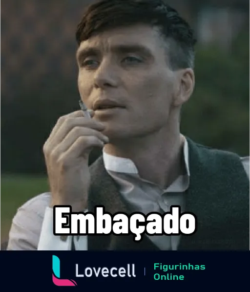 Figurinha de WhatsApp do personagem de Peaky Blinders com expressão pensativa, vestindo roupa de época e segurando um cigarro, com a palavra 'Embaçado' indicando confusão ou incerteza.