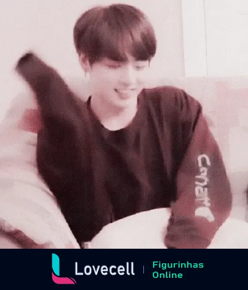 Jungkook, em um estilo suave e relaxado, usando uma camiseta com a palavra 'Calma' estampada na manga, sorrindo e parecendo muito confortável.