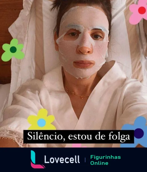 Mulher com máscara facial reclinada em cama usando roupão, cercada por flores coloridas com a legenda 'Silêncio, estou de folga'