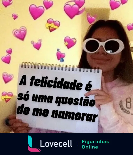 Jovem sorridente segurando caderno com frase 'A felicidade é só uma questão de me namorar', rodeada por corações rosa, usando óculos escuros vintage com fundo amarelo