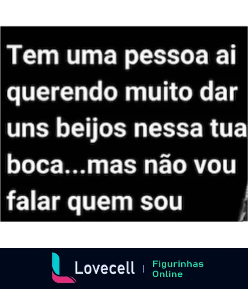 Figurinha de flerte com fundo preto e texto branco dizendo 'Alguém quer te dar um beijo... adivinha quem?' criando um ar de mistério e interesse amoroso