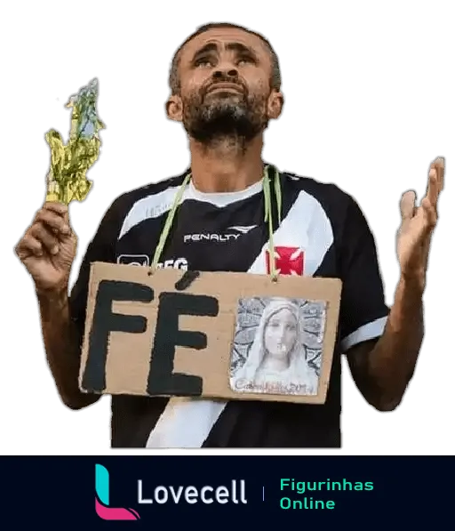 Torcedor do Vasco segurando cartaz com 'FÉ' e imagem de Nossa Senhora, exibindo medalha e vestindo camisa do time