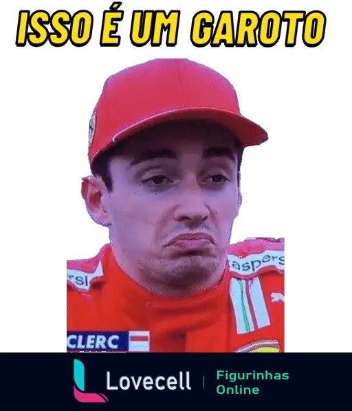 Figurinha de Charles Leclerc fazendo careta, com boné vermelho e a frase 'ISSO É UM GAROTO' na parte superior