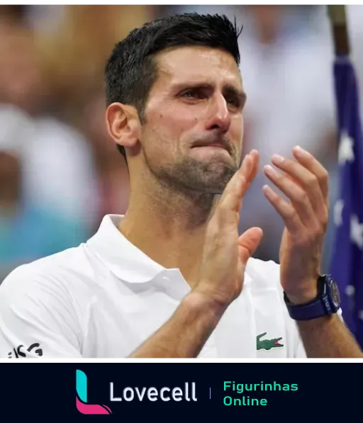 Novak Djokovic vestido com camisa branca da Lacoste aplaudindo emocionado em uma quadra de tênis