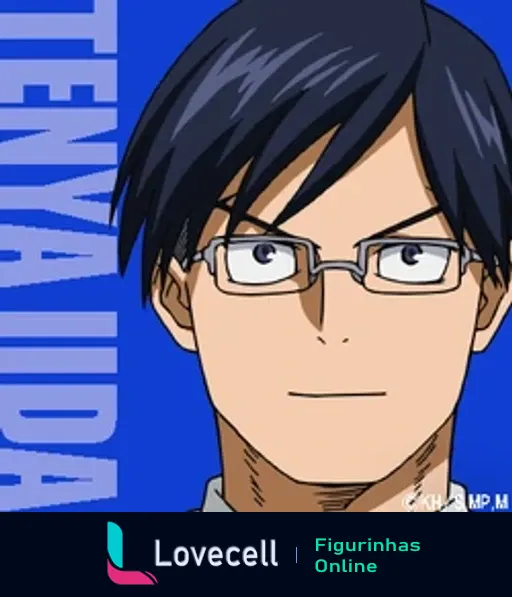 Tenya Iida, personagem de My Hero Academia Classe 1A, com óculos e cabelo preto, exibido em fundo azul.