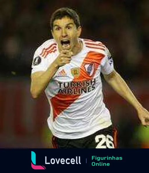 Jogador do River Plate número 26 comemorando gol, usando uniforme branco e vermelho com logo da Turkish Airlines