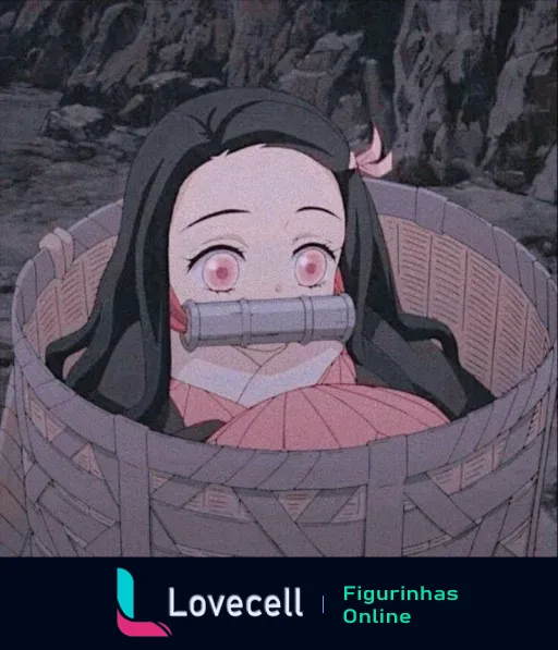 Imagem de Kamado Nezuko com olhos rosados e um bambu na boca, dentro de um cesto de bambu, cenário rochoso ao fundo.