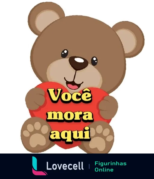 Urso de pelúcia marrom segurando coração vermelho com frase 'Você mora aqui' em branco, olhos amigáveis e sorriso doce