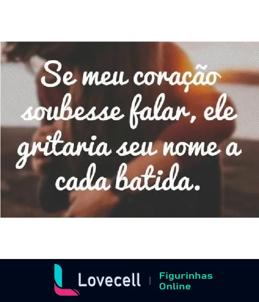 Figurinha com frase de amor 'Se meu coração soubesse falar, ele gritaria seu nome a cada batida' em fonte cursiva sobre fundo desfocado íntimo