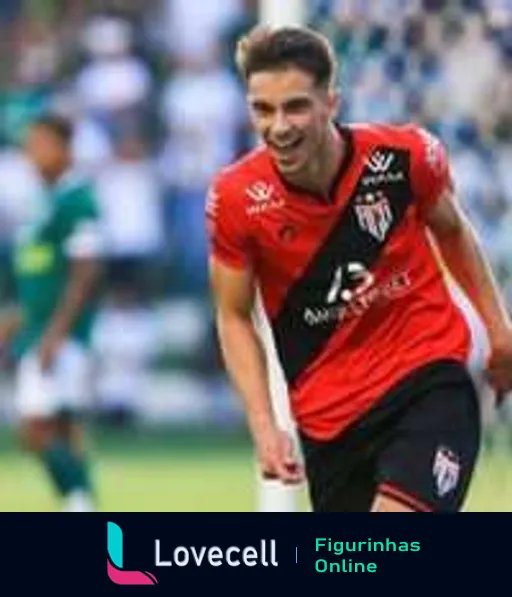 Jogador do Atlético-GO comemorando com uniforme vermelho e preto número 13, correndo e sorrindo no campo