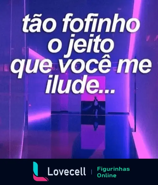 Figurinha com fundo neon roxo e a frase 'tão fofinho o jeito que você me ilude', ideal para enviar em situações de indiretas amorosas.