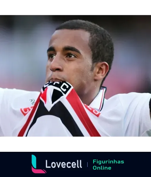 Jogador do São Paulo Futebol Clube segurando a camisa e comemorando emocionado durante um jogo