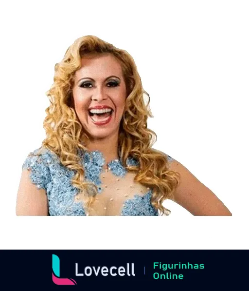 Joelma, cantora brasileira, sorrindo com cabelos cacheados loiros e vestido azul claro brilhante, expressando alegria e energia positiva