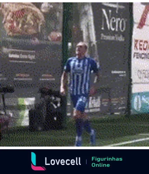 Jogador do Avaí com uniforme azul e branco fazendo um movimento de futebol, chutando a bola no ar em um campo com banners 'Nero' e 'Keegans'